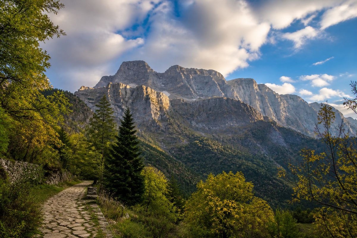 Πανοραμική θέα των Τζουμέρκων από το Villa Roula στη Μικροσπηλιά